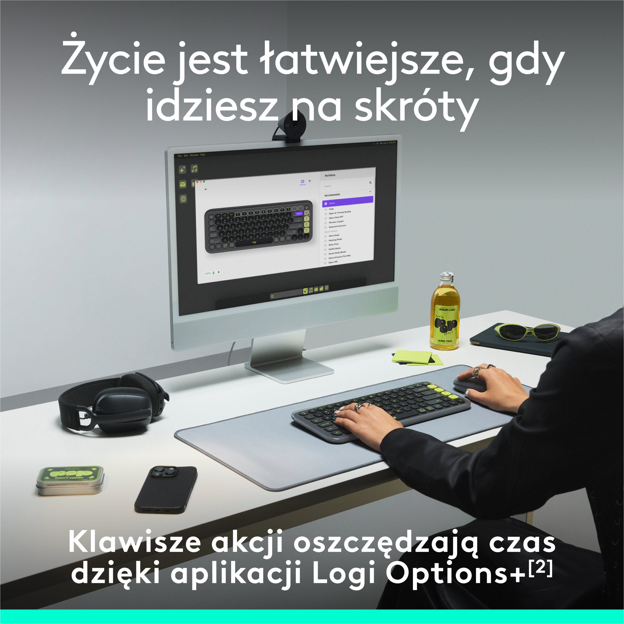 Osoba używająca klawiatury i myszy na biurku, z monitorem wyświetlającym oprogramowanie.