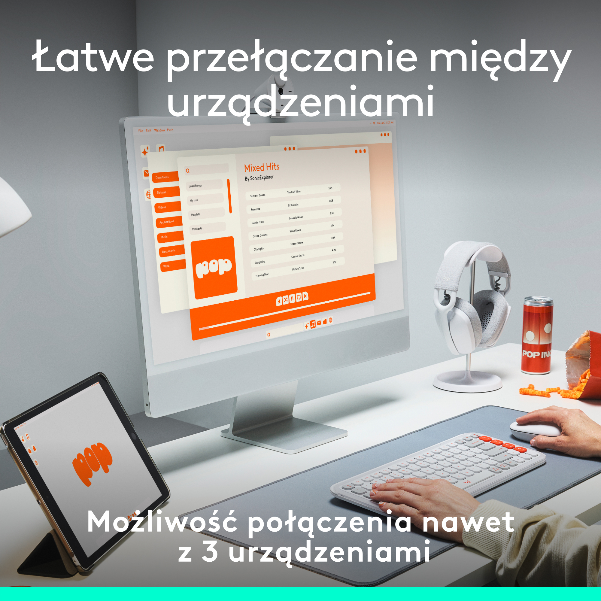 Kobieta używająca klawiatury i myszy z ekranem komputera pokazującym muzykę.