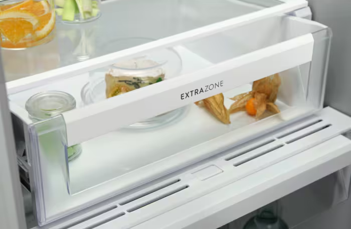 Hűtőfiók élelmiszerrel. A fiók felirata: „EXTRA ZONE”.