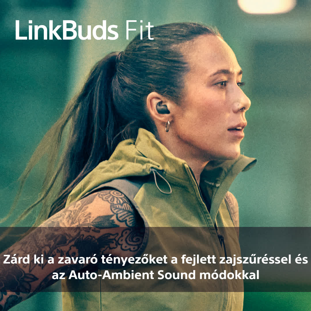 Egy nő fülhallgatóval. Lófarokba van a haja, jobbra néz.