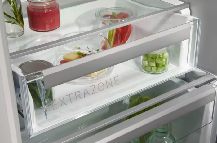 Hűtőfiókok különféle élelmiszerekkel, 'EXTRAZONE' felirattal.