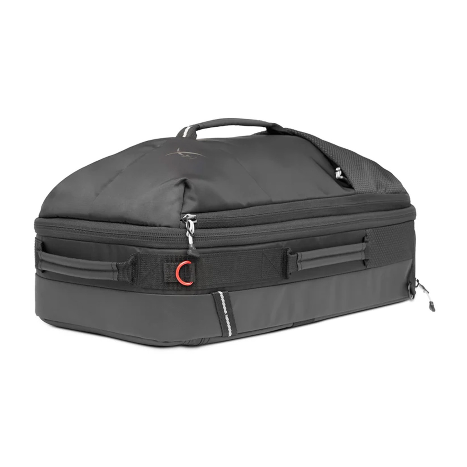 Una borsa da viaggio nera con manico e cerniera. La borsa è su sfondo bianco.