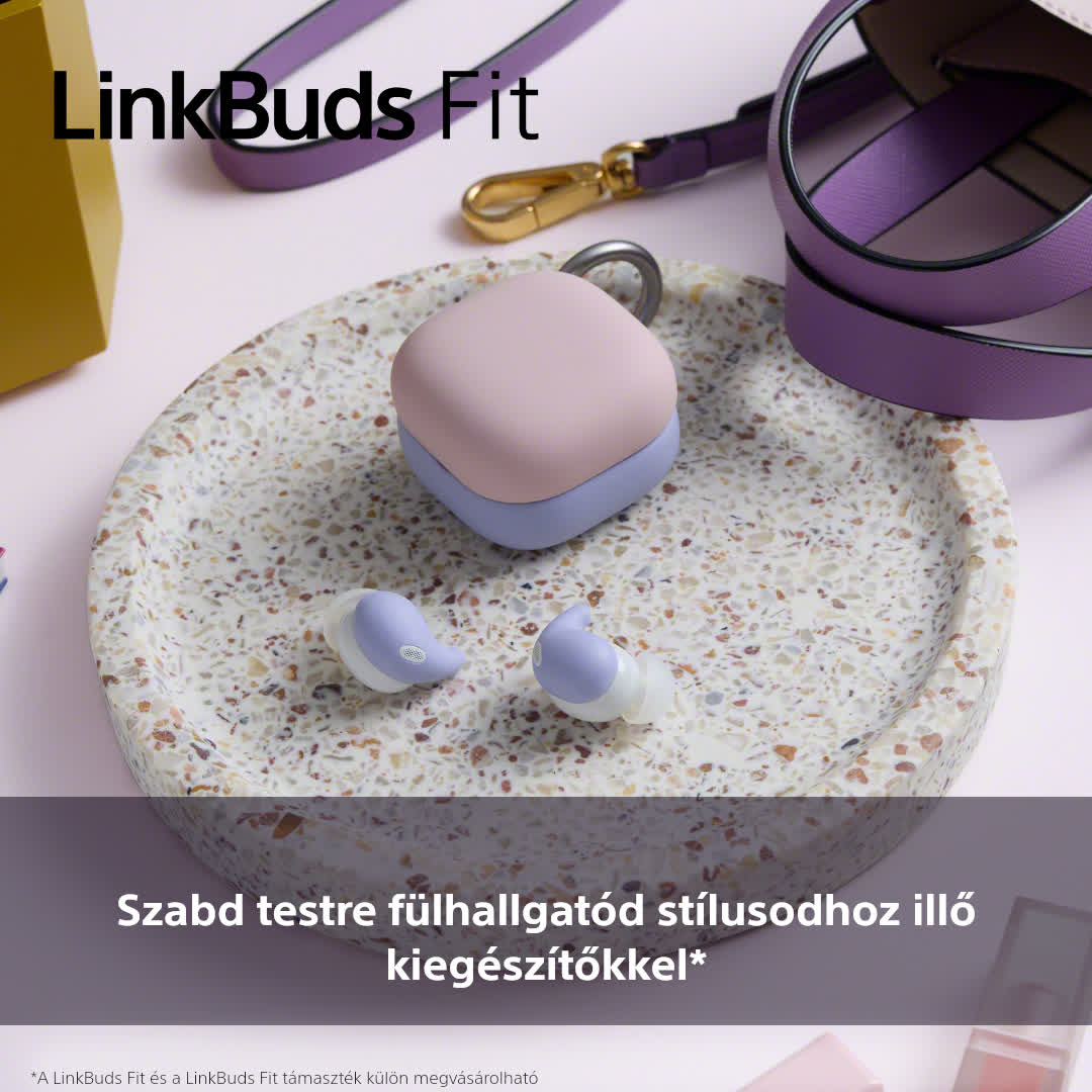 Egy tálca fülhallgatókkal, töltőtokkal és táskával. A szöveg azt mondja: LinkBuds Fit.