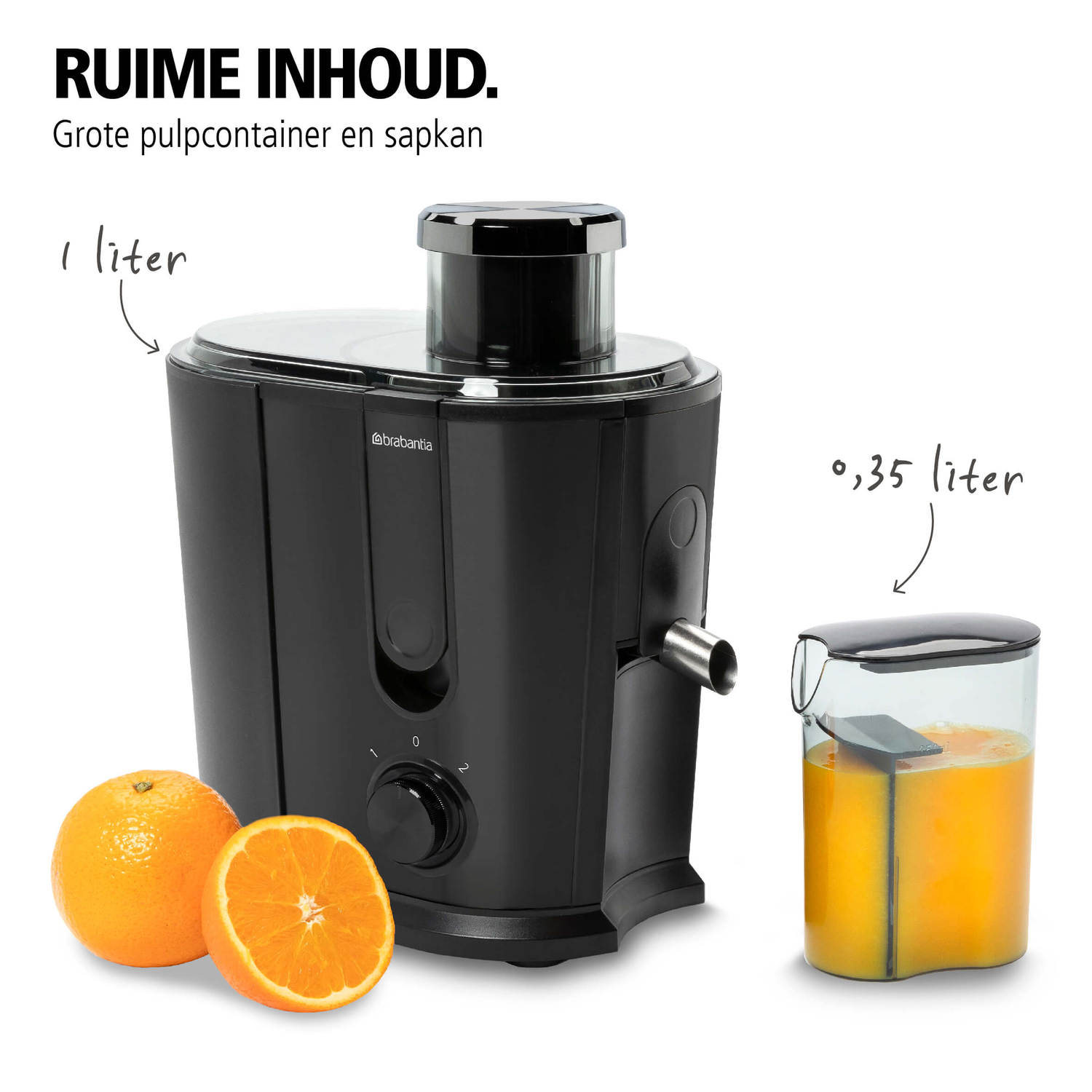 Een zwarte juicer met sinaasappels en een sapcontainer. Tekst geeft de capaciteit van de juicer en het sapvolume aan.