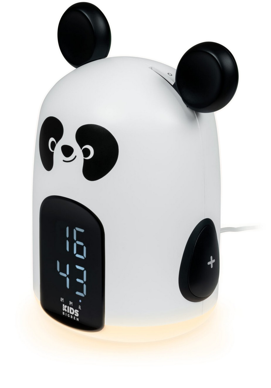 Egy fehér panda alakú ébresztőóra mutatja az időt 16:43. Fekete fülei és fekete szemmaszkja van.