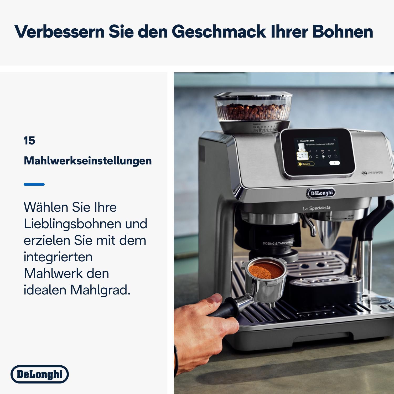 Espressomaschine aus Edelstahl, mit Kaffeebohnen und Bildschirm. Eine Hand hält den Siebträger.