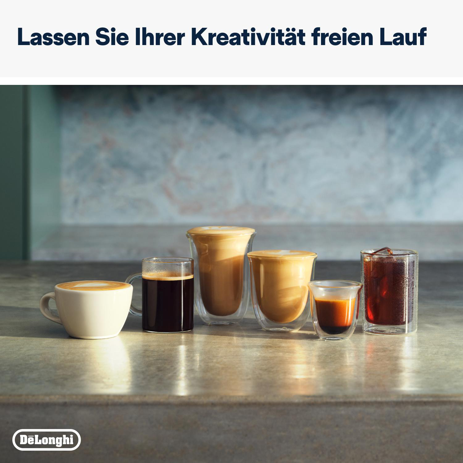 Mehrere Kaffeegetränke in verschiedenen Gläsern auf einer Theke, mit einem De'Longhi-Logo.
