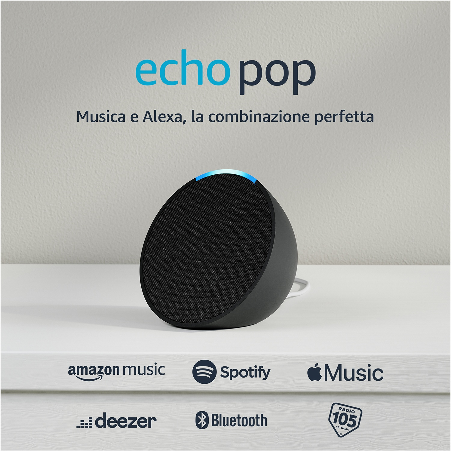 Un piccolo altoparlante nero su una superficie bianca con loghi di app musicali sotto.