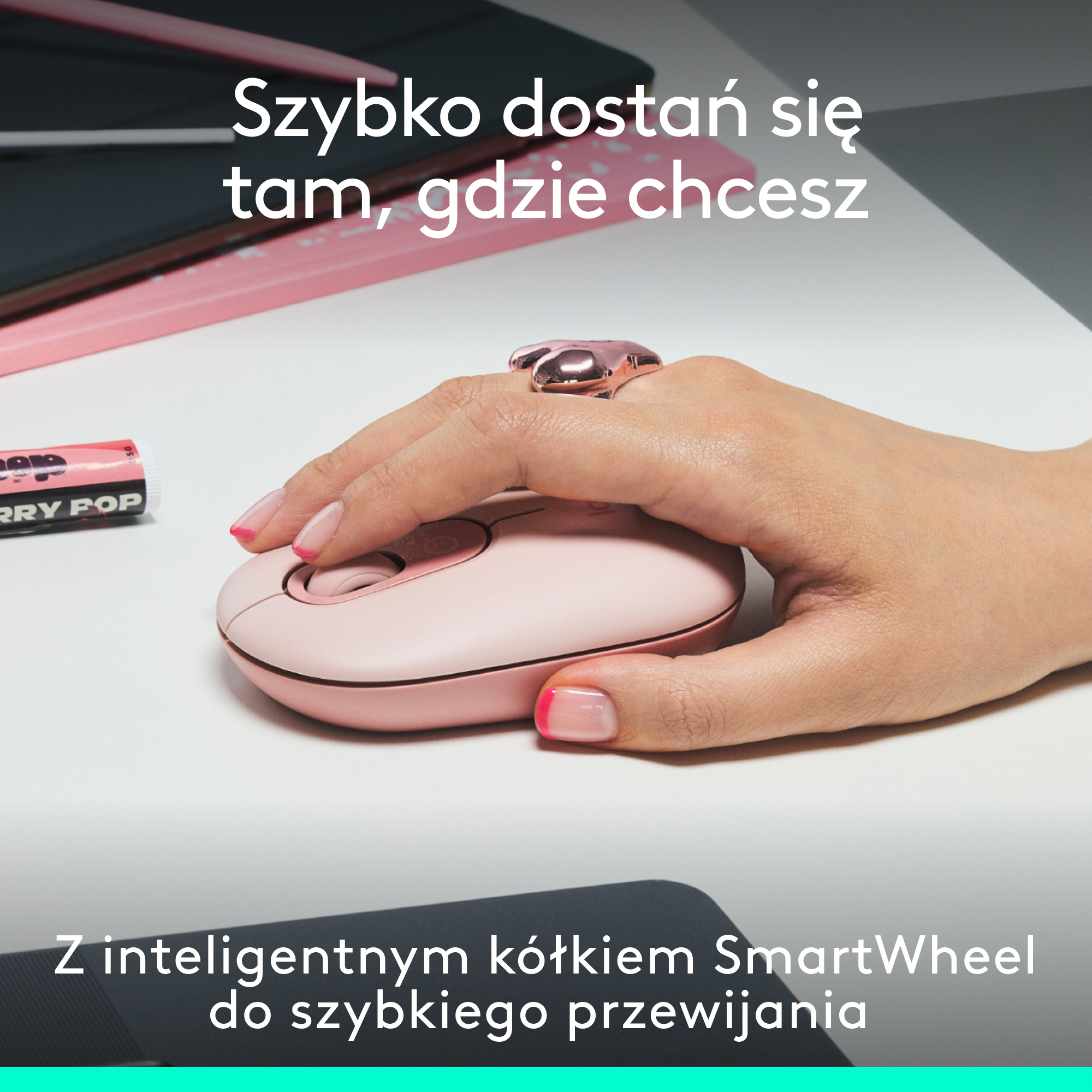 Dłoń trzymająca różową mysz z pierścieniem i różową klawiaturę.