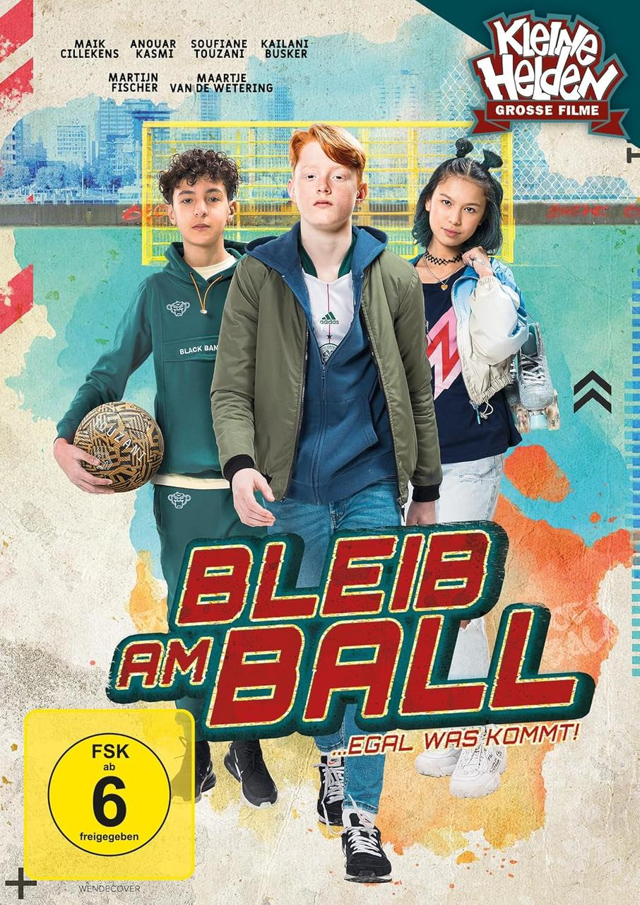 Filmposter mit drei Teenagern, die Fußball spielen. Text enthält den Titel 'BLEIB AM BALL' und weitere Details.