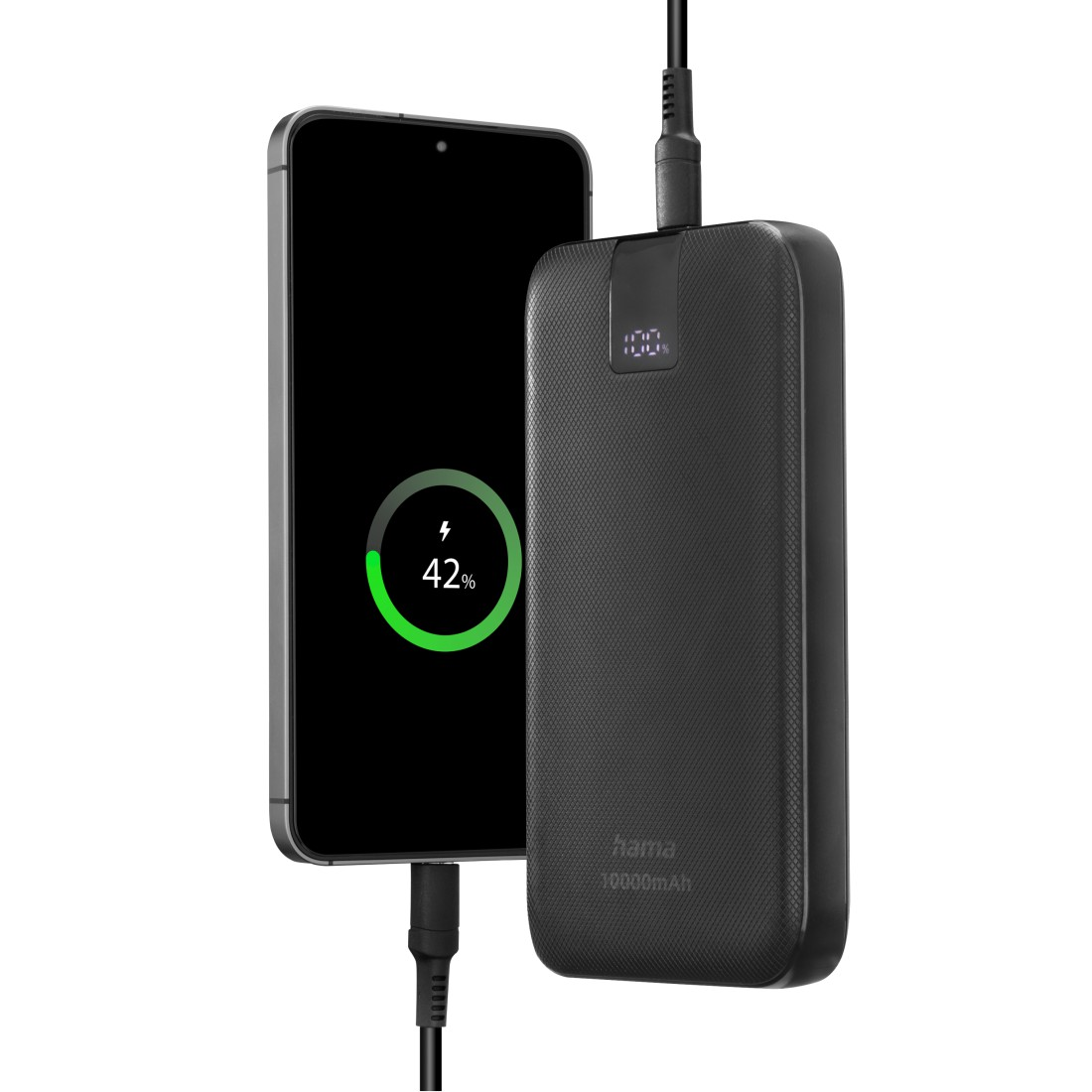 Eine schwarze Powerbank, die ein Smartphone lädt, zeigt den Ladeprozentsatz auf dem Bildschirm.