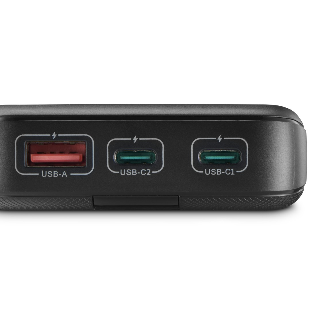 Nahaufnahme einer schwarzen Powerbank mit drei Anschlüssen: USB-A und zwei USB-C.