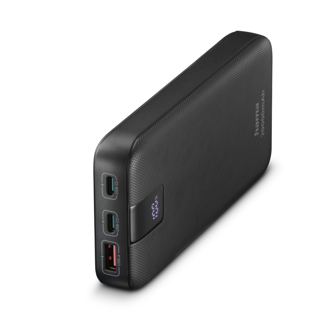 Eine schwarze Powerbank mit drei USB-Anschlüssen und einer Digitalanzeige, isoliert auf Weiß.