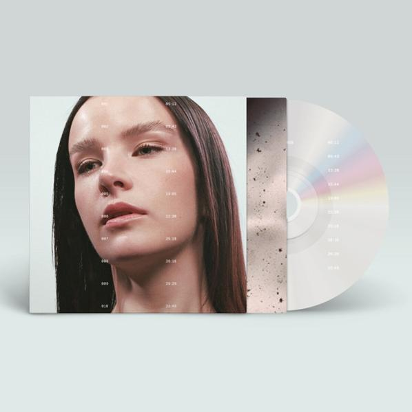 Albumcover mit dem Gesicht einer Frau. Die CD ist neben dem Cover sichtbar.