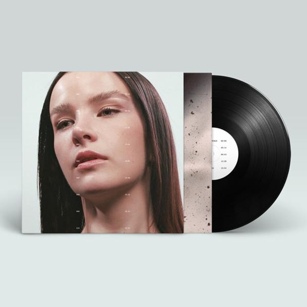 Albumcover mit einem Frauengesicht. Eine Schallplatte liegt daneben. Weißer Hintergrund.