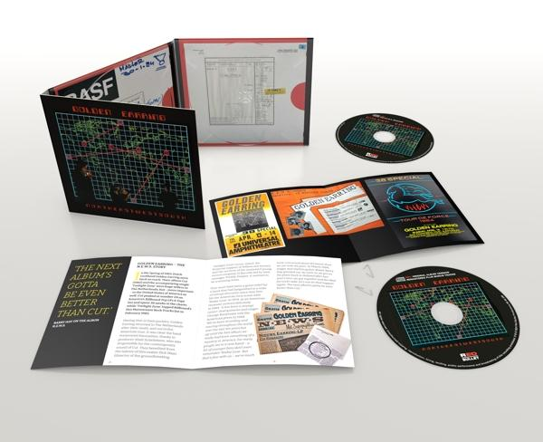Albumcover: Geöffnetes Album mit CDs, Booklets und Einlegern. Text und Grafiken mit rotem und schwarzem Thema.