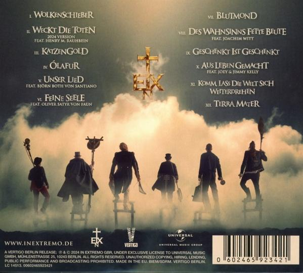 Die Rückseite eines CD-Albums mit einer Band von Personen mit Fackeln in einer nebligen Umgebung.