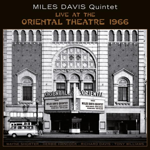 Pochette d'album de Miles Davis Quintet, Live at the Oriental Theatre 1966. Noir et blanc.