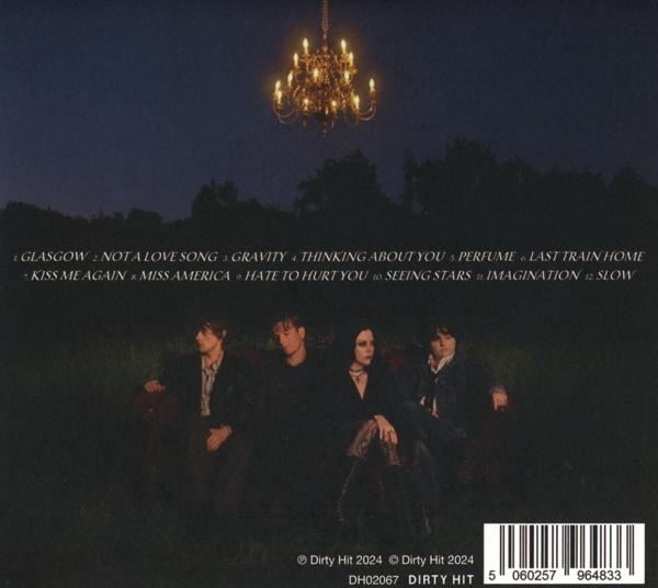 Albumcover mit Bandfoto, Kronleuchter und Songtiteln. Dunkle, stimmungsvolle Szene.