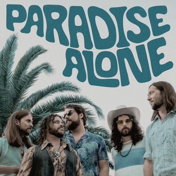 Bild mit Text "PARADISE ALONE" über einer Band von fünf Männern mit Palmenhintergrund.