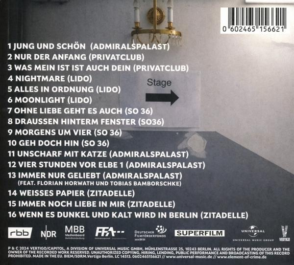 CD-Rückseite mit Titelliste. Text ist auf Deutsch. Es gibt ein Bühnenschild.