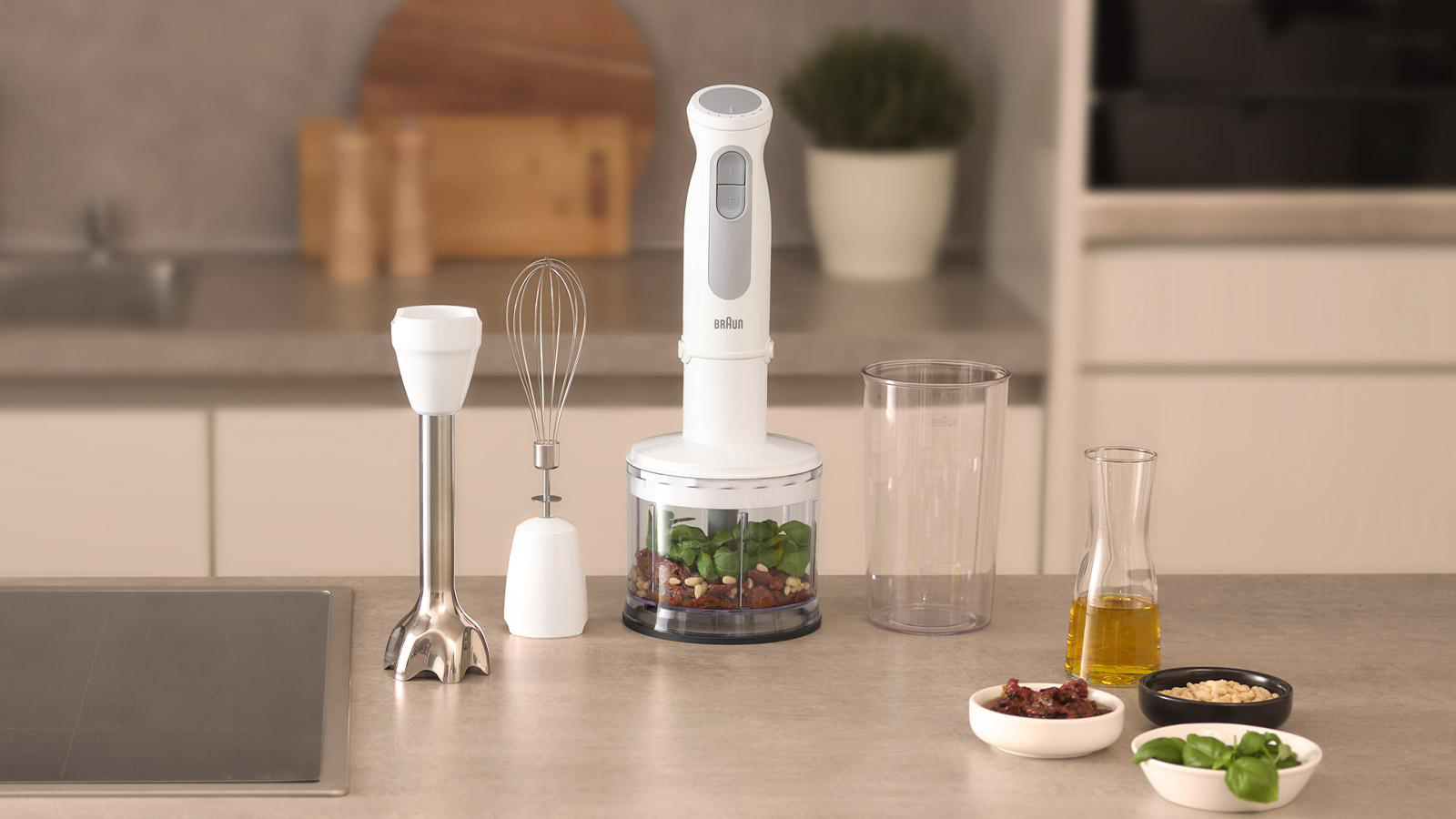 Ein Kenwood Küchenmixer mit verschiedenen Zubehörteilen. Text: WAS IN DER BOX IST.