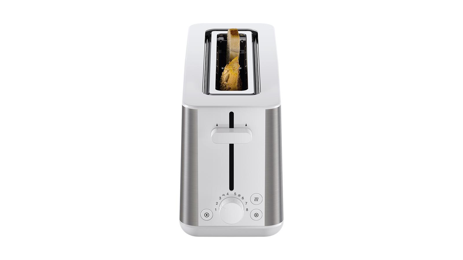 Weiß-silberner Toaster mit zwei Schlitzen. Ein Toast in einem Schlitz. Weißer Hintergrund.