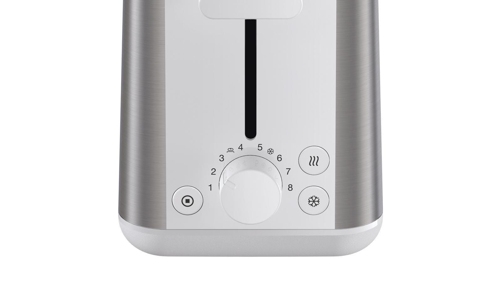 Nahaufnahme eines silbernen und weißen Toasters mit Drehknopf und Knöpfen. Weißer Hintergrund.