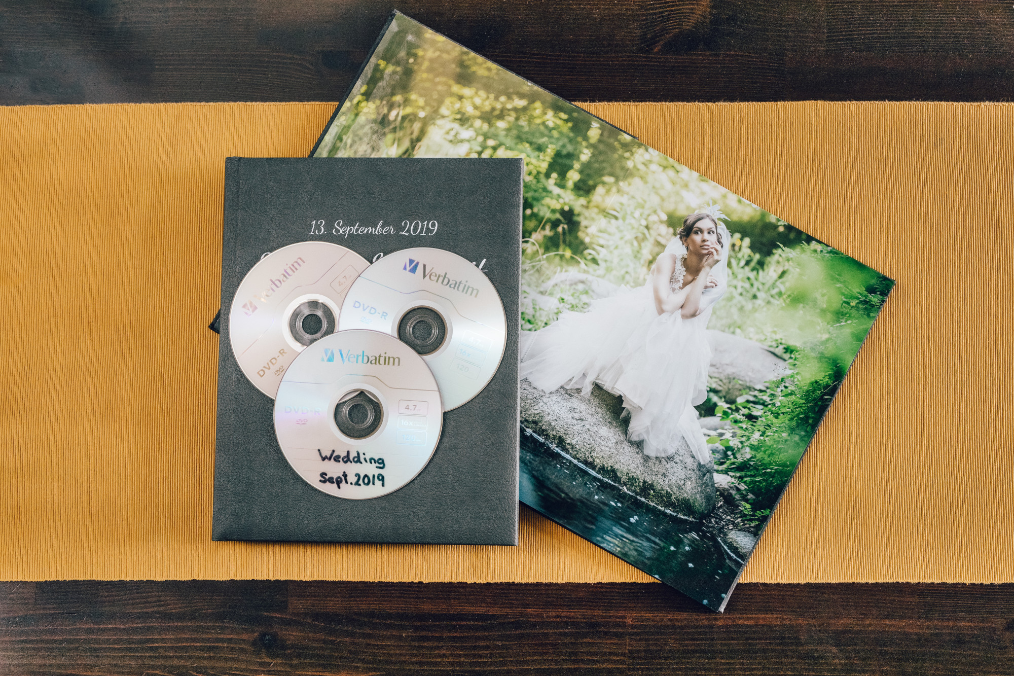 Otwarta książka ze zdjęciami i płytami CD z odręcznym tekstem.