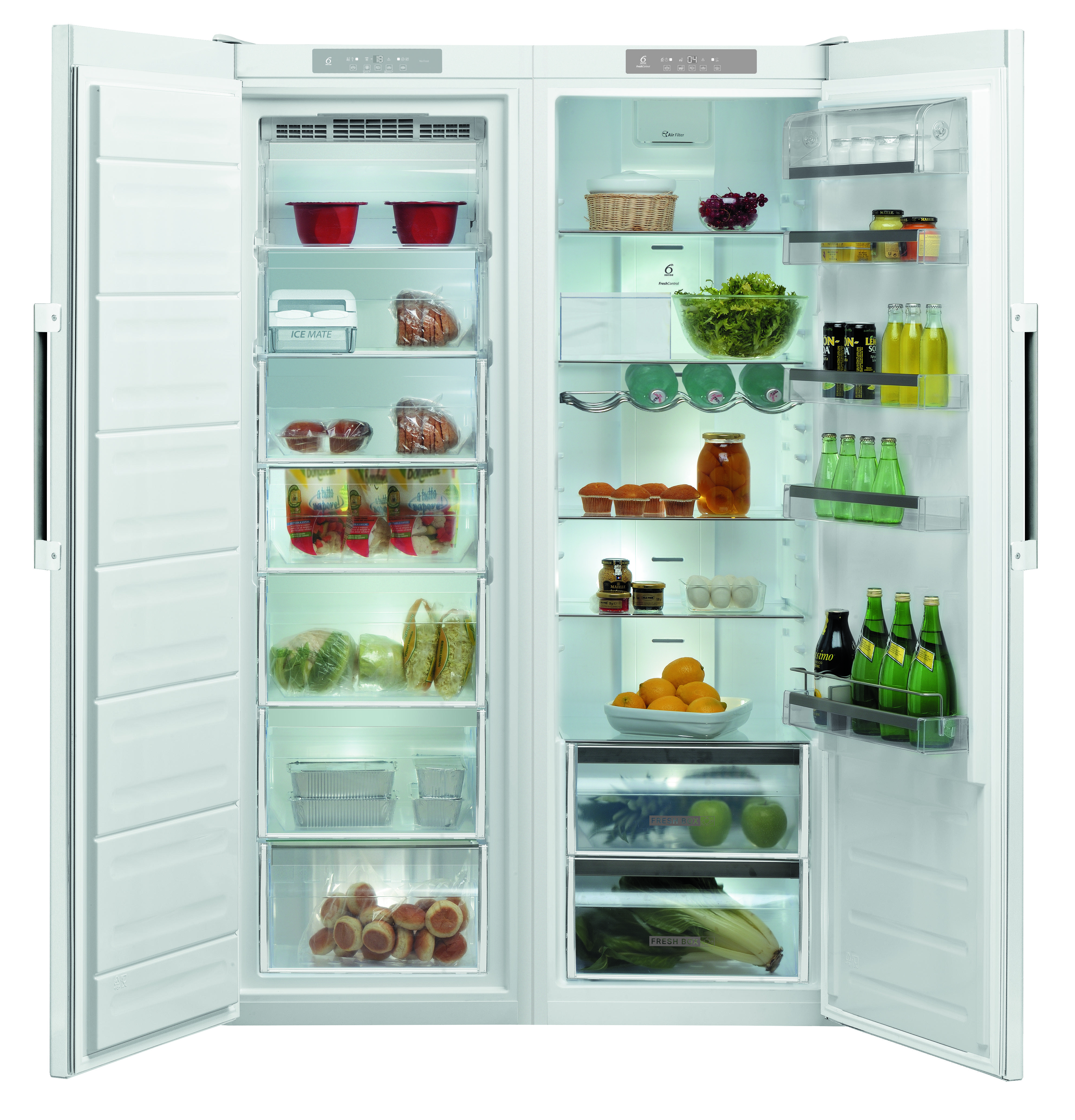 Biała lodówka typu side-by-side z otwartymi drzwiami, pokazująca jedzenie i półki.