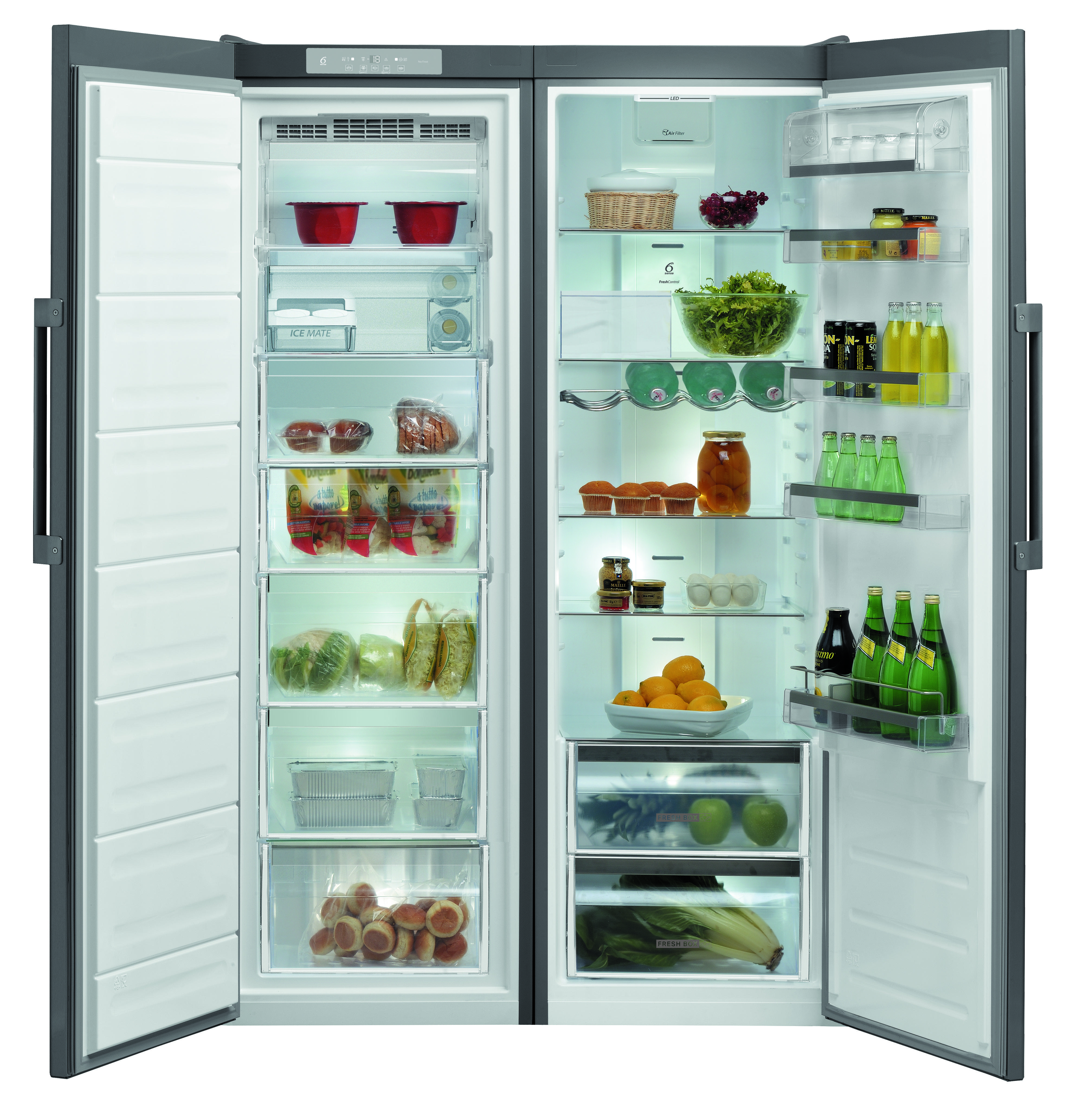 Duża lodówka z otwartymi oboma drzwiami. Widoczne wnętrze, wypełnione produktami spożywczymi.