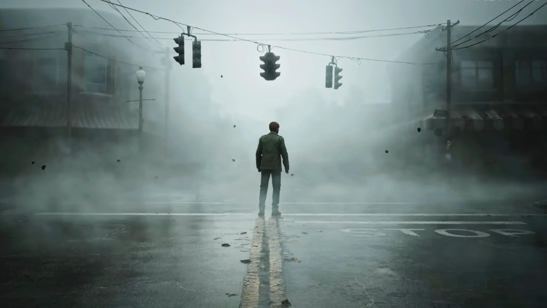 Ein Mann steht auf einer nassen Straße in nebliger Stadt, Blick zum Horizont.