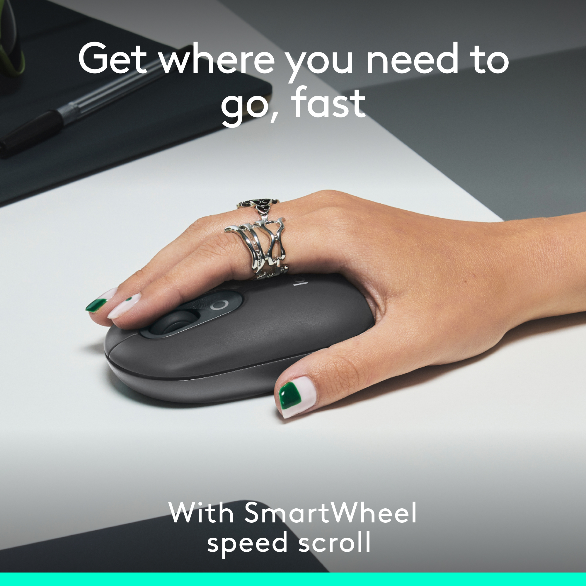 Hand benutzt graue Maus mit SmartWheel, Text bewirbt Geschwindigkeit.