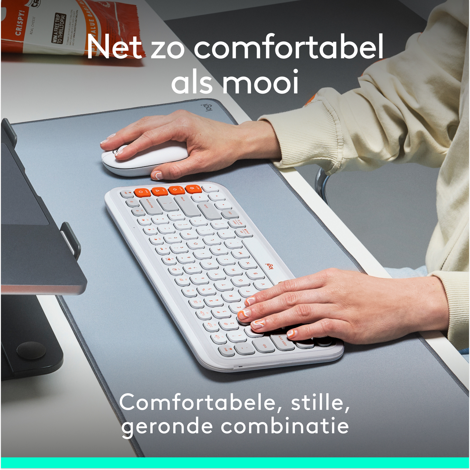 Een vrouw houdt een vernevelslang vast, zich voorbereidend op het gebruik van het apparaat op een tafel.