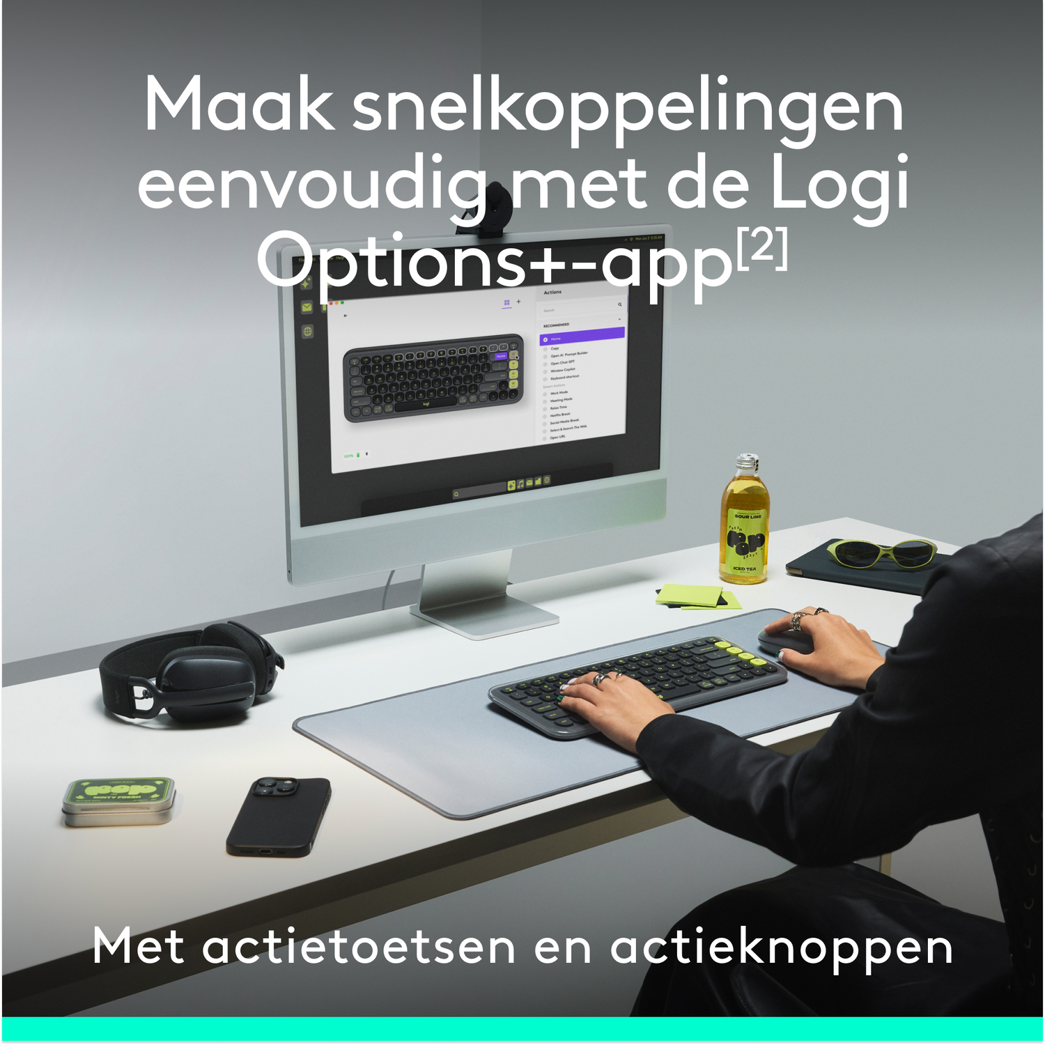 Een persoon die een toetsenbord, monitor en een groene fles gebruikt.