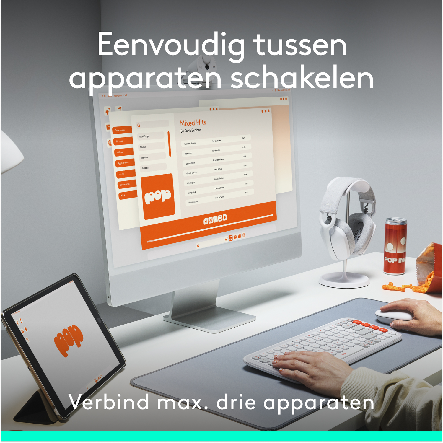 Een computeropstelling met een monitor, tablet, toetsenbord en koptelefoon.