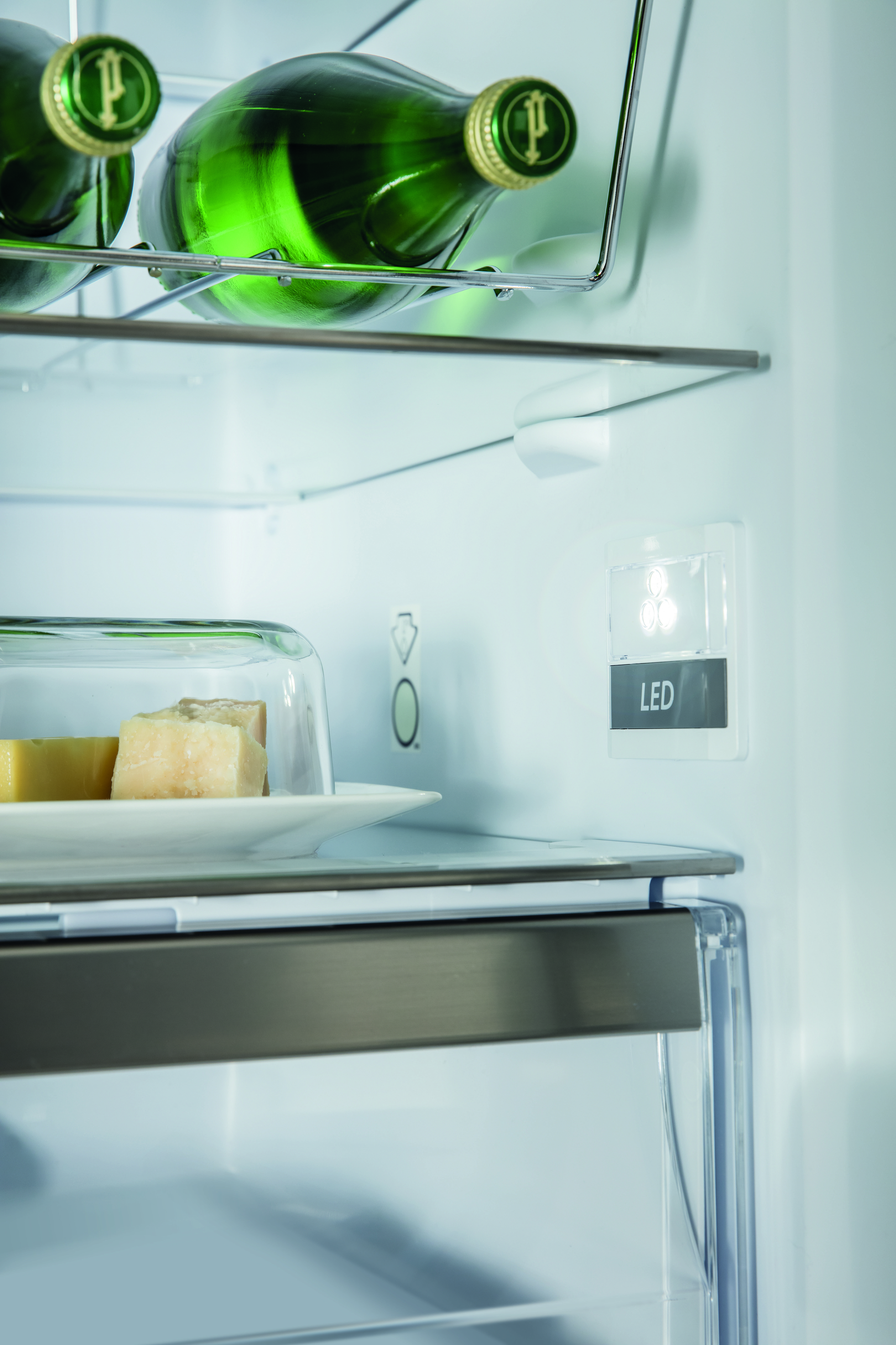 Czarny stojak z uchwytem na smartfon.