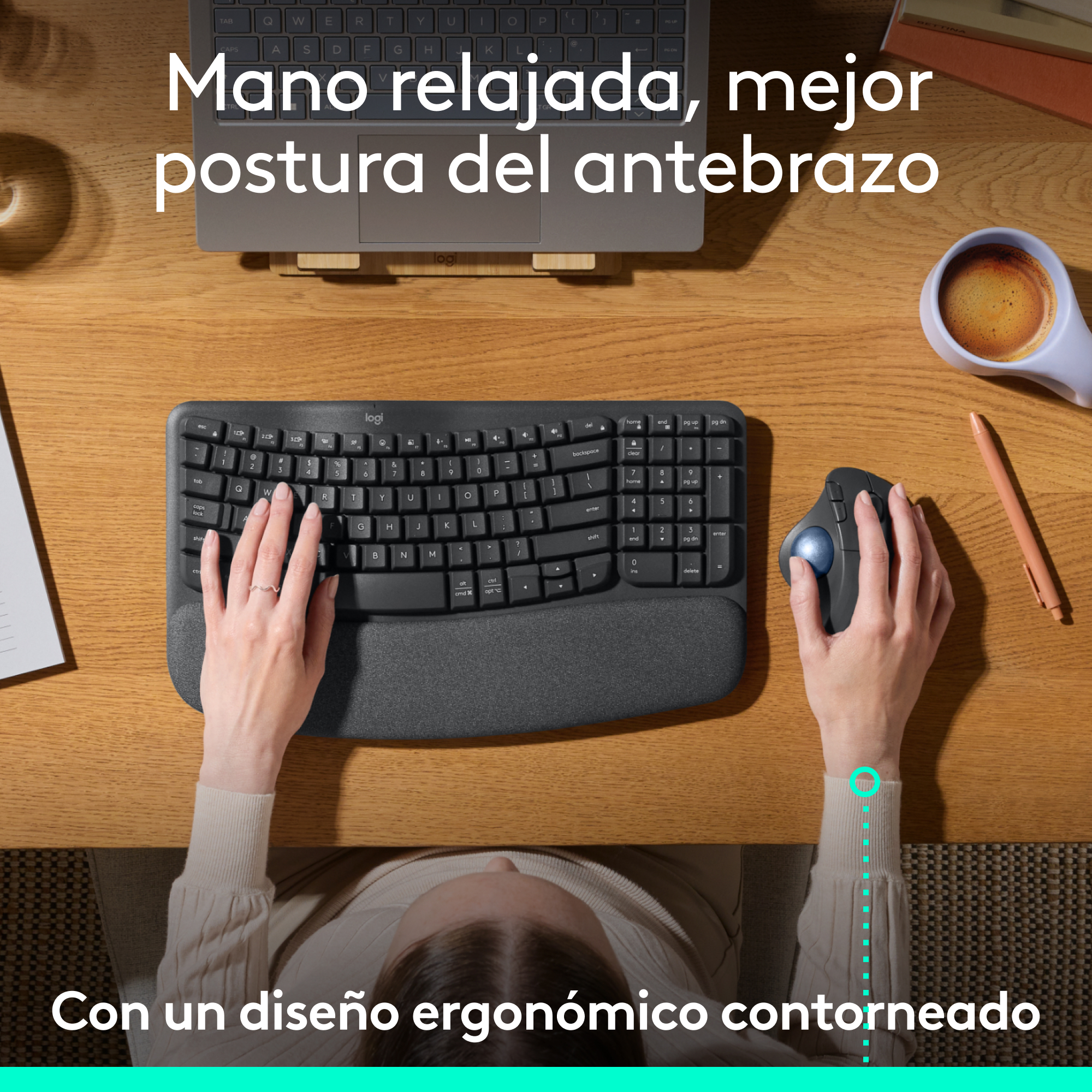 Una persona usando un teclado y ratón ergonómicos. Texto: Mano relajada, mejor postura del antebrazo.