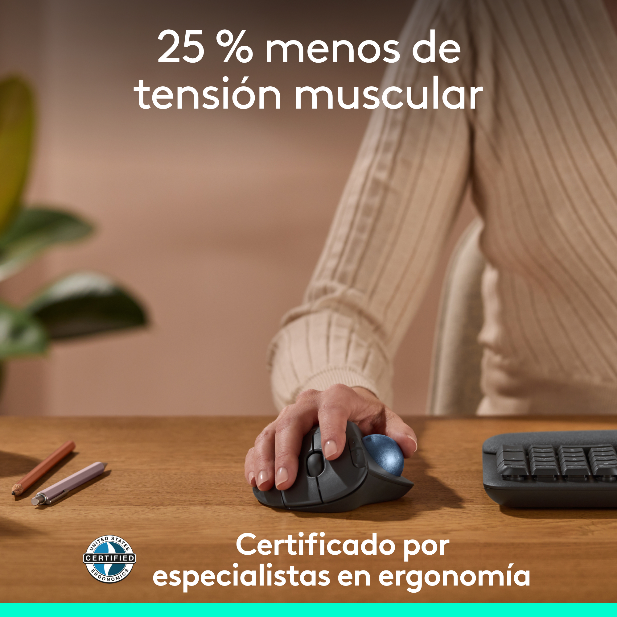 La mano de una persona usando un ratón ergonómico negro con una trackball azul.