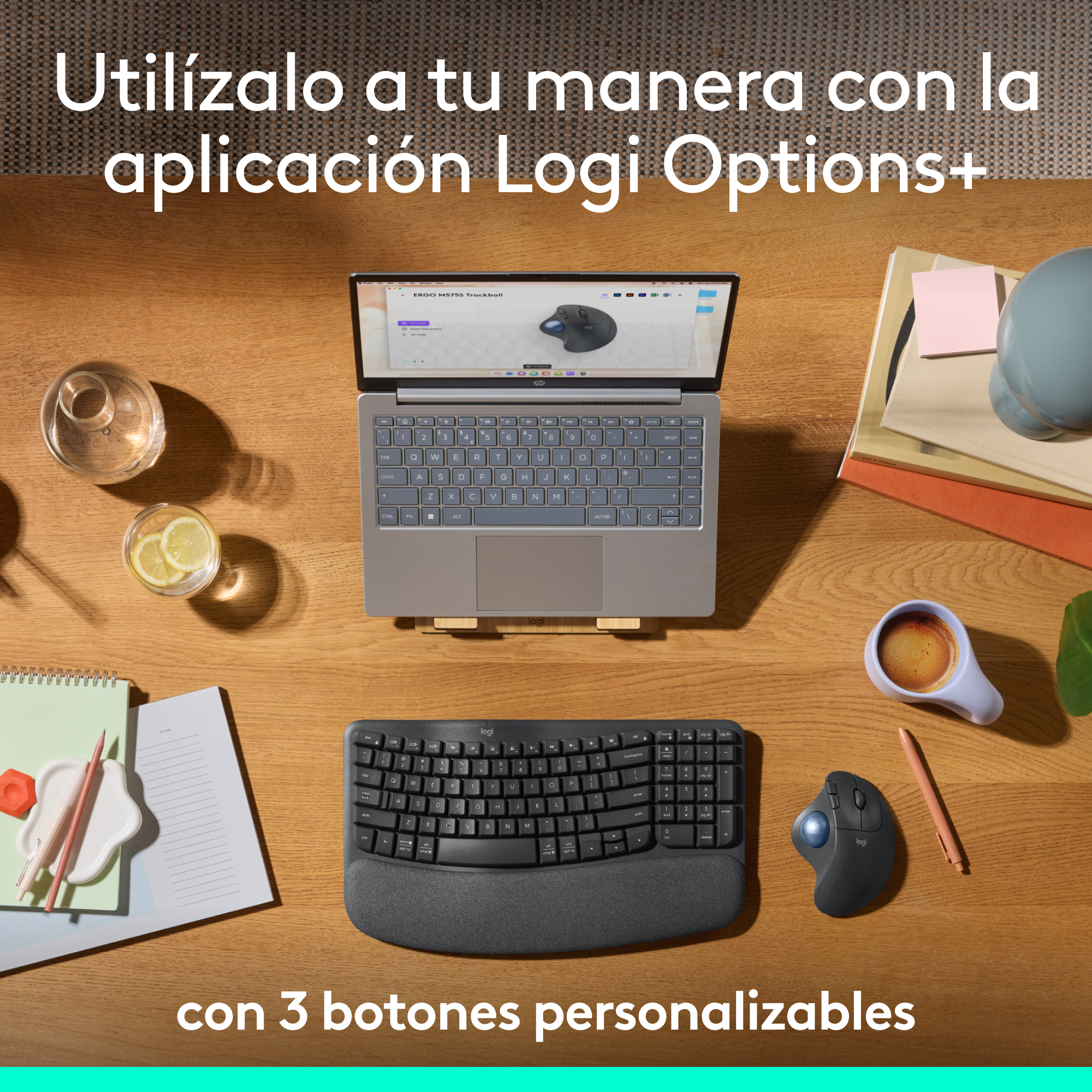 Una configuración de escritorio con una laptop, teclado, ratón y otros suministros de oficina.