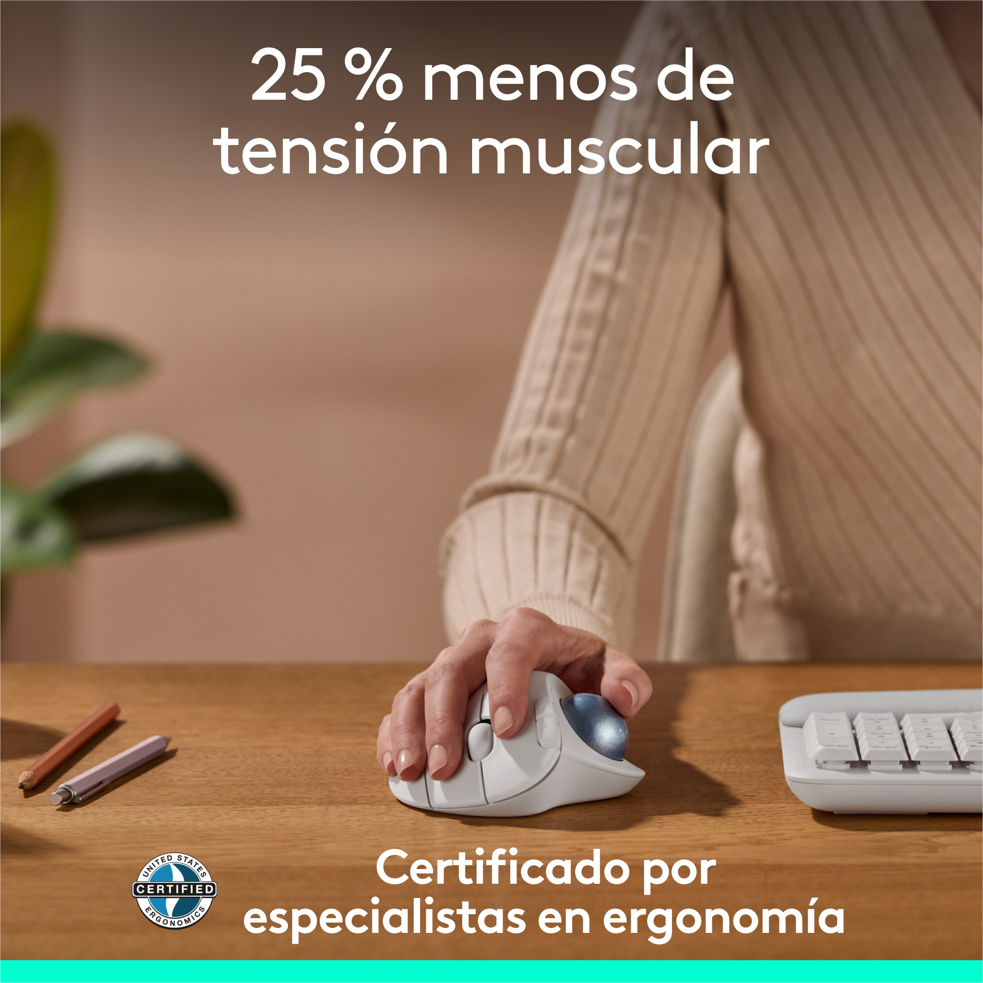 Persona usando un ratón ergonómico con texto que indica 25% menos tensión muscular.