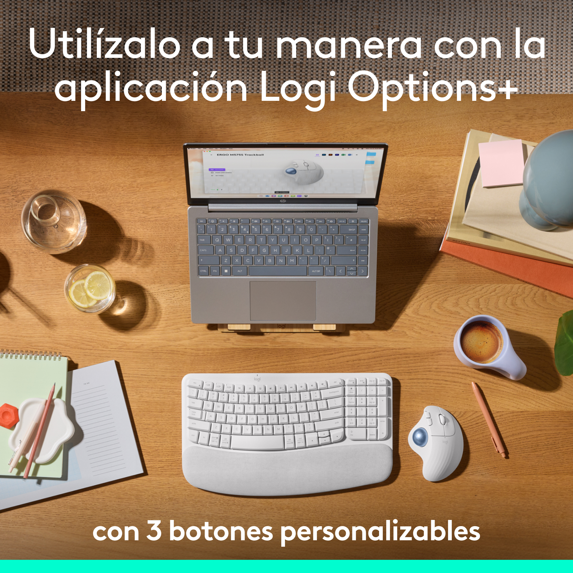 Vista superior de un escritorio de madera con portátil, teclado, ratón y accesorios.