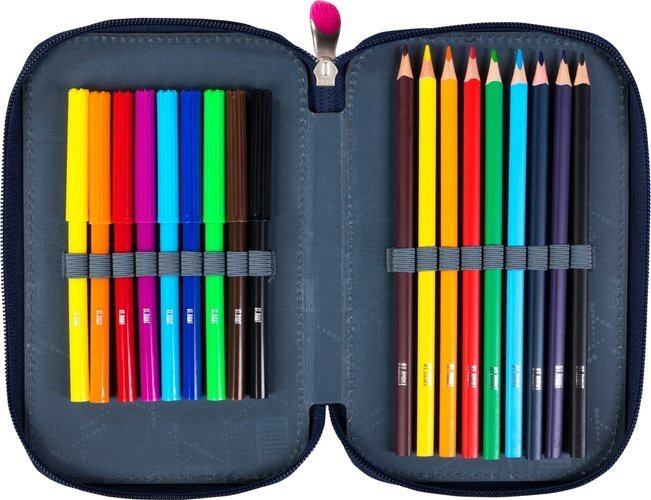 Otwarty piórnik z kredkami i markerami na niebieskim tle. Różowy zamek błyskawiczny.