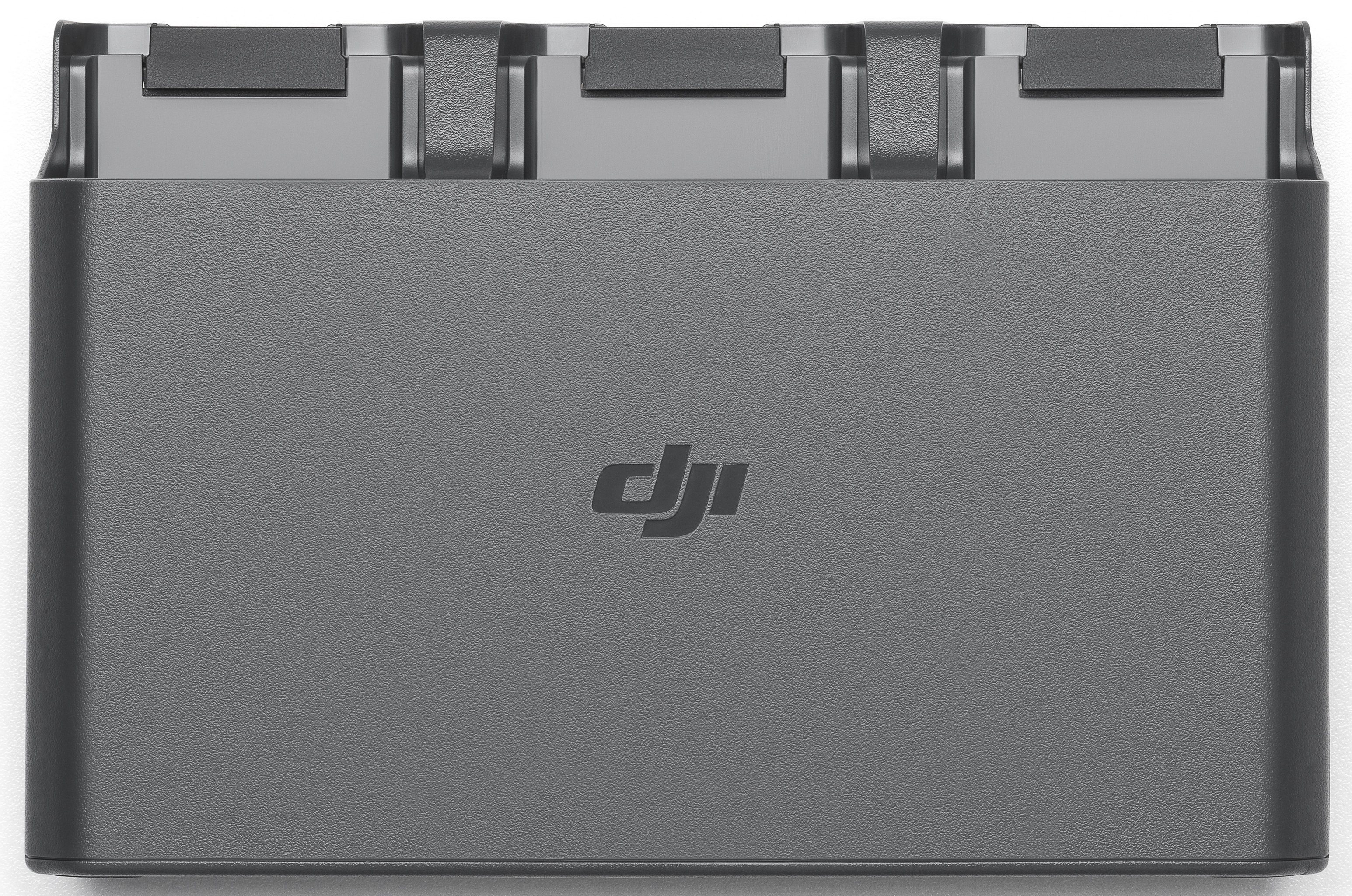 Sötétszürke téglalap alakú eszköz a DJI logóval fehér háttéren.