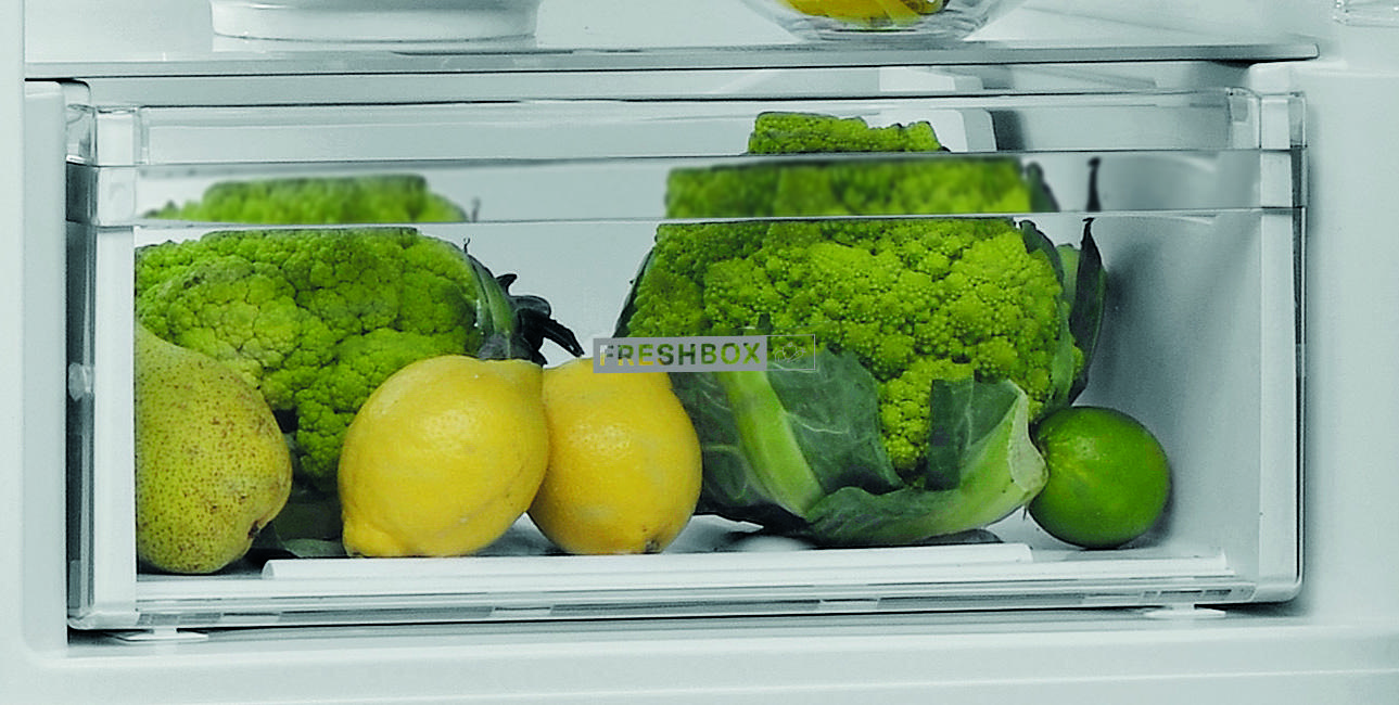 Warzywa w szufladzie lodówki: kalafior, cytryny i limonka.