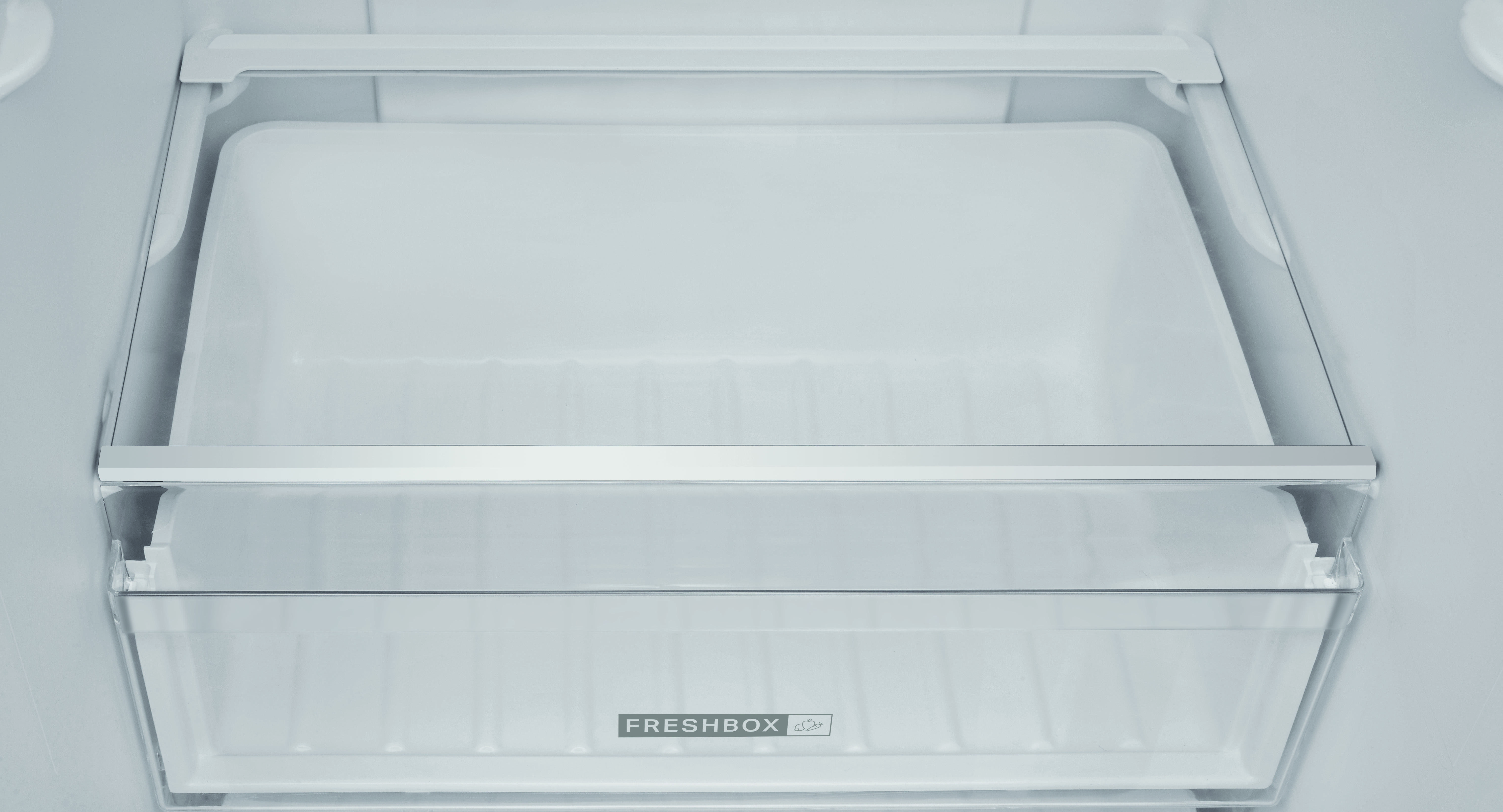 Ciemnoniebieski odkurzacz na stojaku.