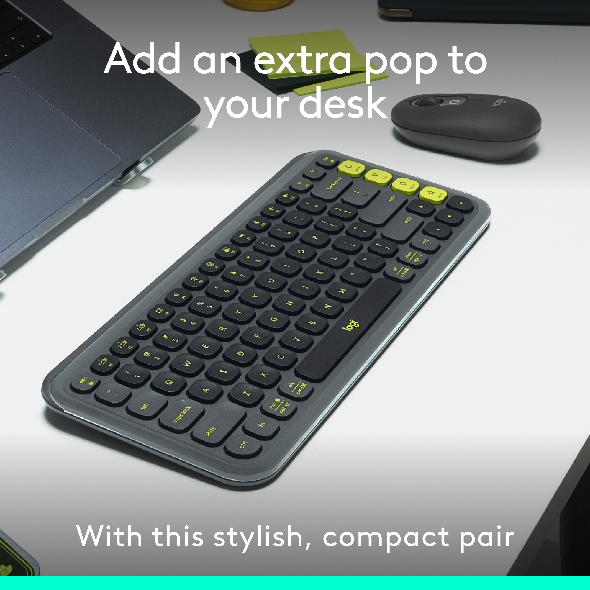 Clavier noir et gris avec touches jaunes et une souris. Surface blanche. Fond blanc.