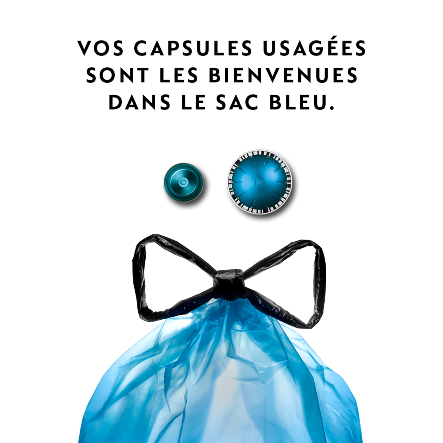 Sac bleu et deux capsules de café usagées. Le texte en français dit que les capsules usagées sont les bienvenues.