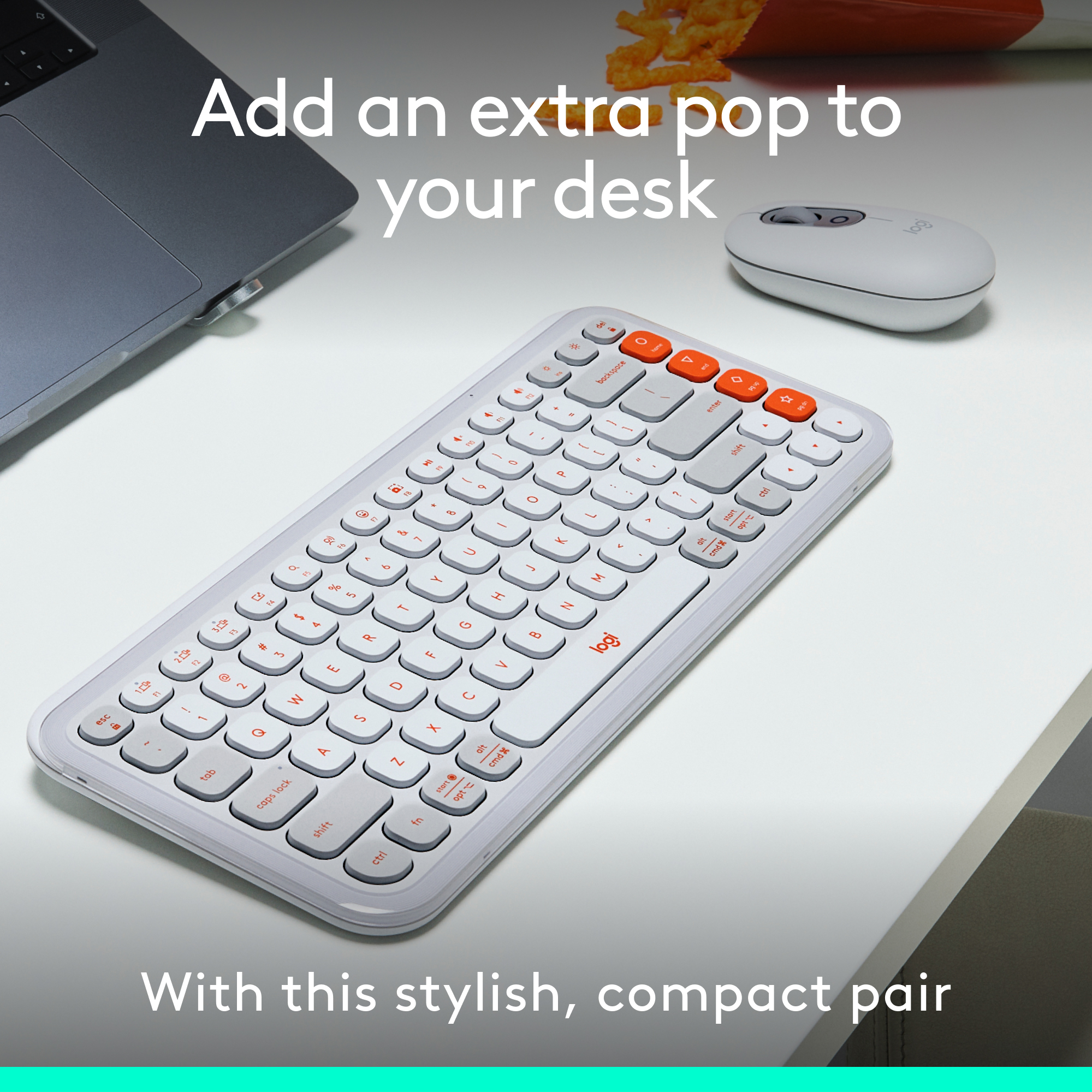 Clavier blanc avec touches oranges à côté d'une souris blanche, sur une table blanche avec un ordinateur portable et frites.