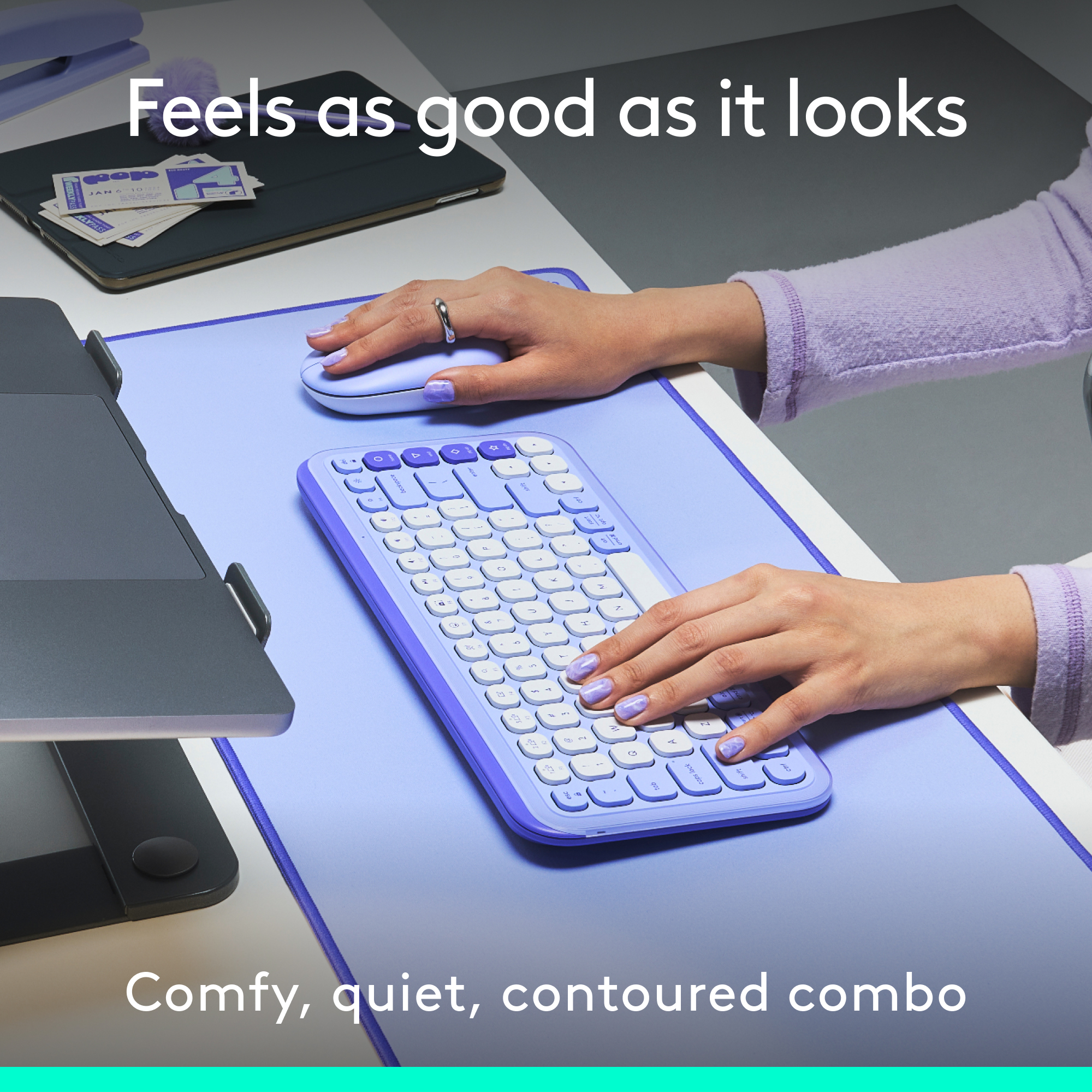 Mains sur un bureau avec clavier, souris et ordinateur portable. Texte en haut et en bas.